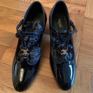 CELINE BABIES T-BAR PUMP IN PATENT CALFSKIN AND GROSGRAIN.